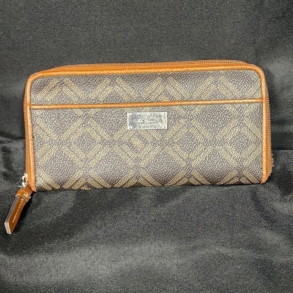 𝅺LIZ&CO. Brown design zipper wallet, 7.75" Wth, 4" Ht, 1.25 Dth